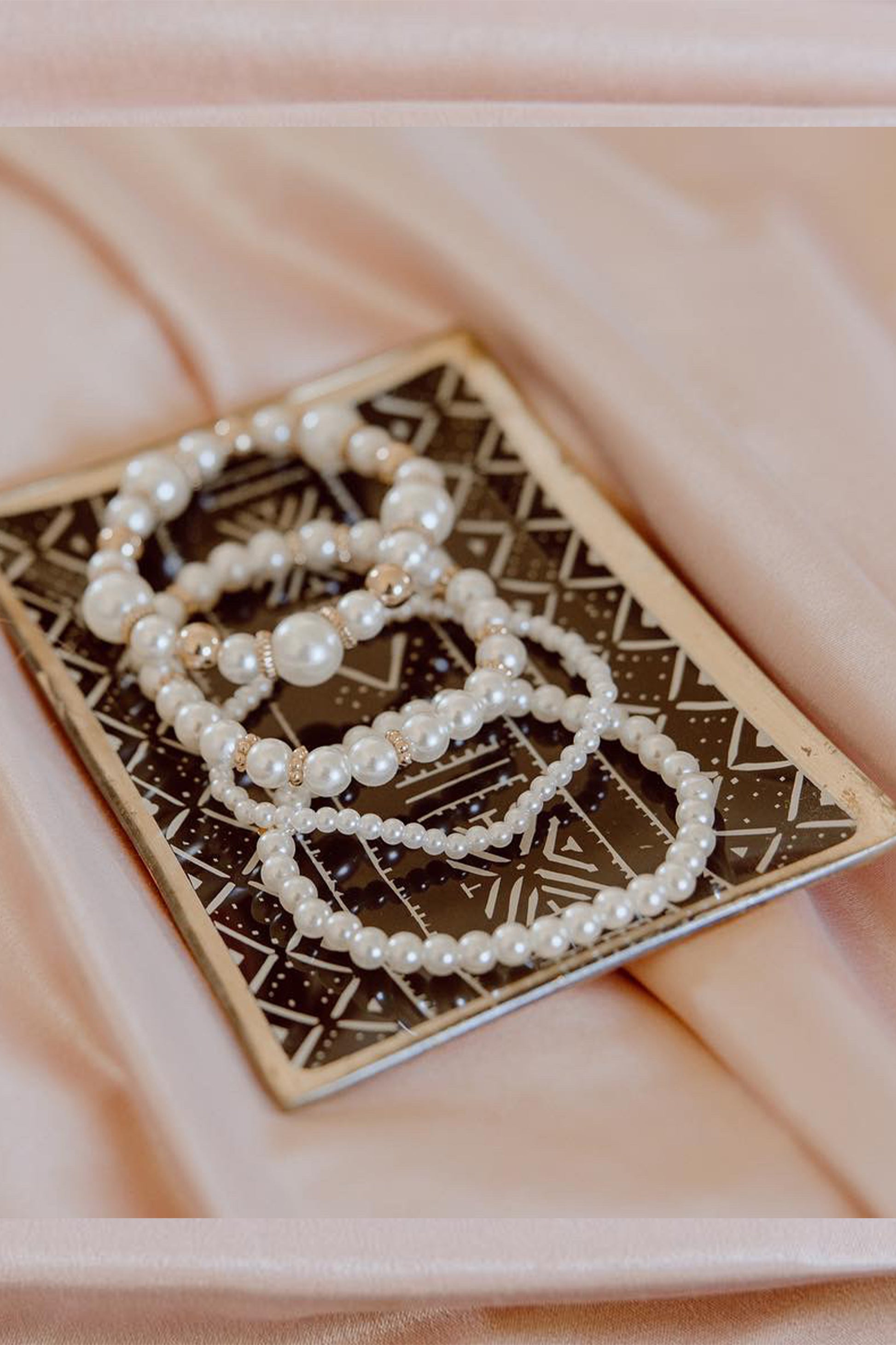 Pearl bracelet set presented in gift box, elegant bridal jewellery accessory set.